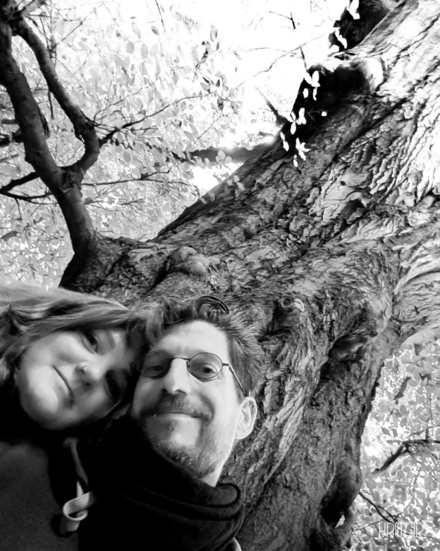 Architektur der Sympathie – Wenden wir den Fokus auf die wohl komplexeste und stärkste Struktur überhaupt: die Architektur, die wir als Liebe errichten. Dieses Konstrukt ist so vielseitig und unterschiedlich wie jeder und keiner von uns und ich finde das Wort alleine wird diesem Gefühl niemals gerecht – Es ist so viel größer und betuender, als es mit einem Wort definieren zu können. Zudem gibt es soviel schönere Wege „Ich liebe dich.“ zu sagen und zeigen.

Polyamorie ist für uns die Entscheidung, unsere Geschichte mit größtmöglicher Tiefe, Ehrlichkeit und Komplexität zu schreiben – tief wie die Wurzeln des Riesen, ehrlich wie die Geschichten, die uns seine Rinde offenbart und komplex wie all die Wege unserer jeweiligen Struktur.  Diese Architektur erfordert unzensierte Offenheit, Pflege und die Bereitschaft, mit all den Ecken und Kanten zu wachsen. Sie schenkt uns das Vertrauen und die Stärke, die eigene flüchtige Geschichte der Rinde des Riesen für die Unendlichkeit anzuvertrauen.

Das ist meine Art, „Ich liebe dich“ zu leben und dir zu sagen. Danke meine Eule, dass du an meiner Seite stehst und diese Wege mit mir gehst. (@x_eule_x)

#Polyamorie #PolyLove #Architektur #Liebe #Beziehungsarbeit #TiefeVerbindung #Baum #großerBaum #alterBaum #Struktur #Künstlerpersönlichkeit #Authentisch #SchwarzWeiss #Kratz3r #Monochrom