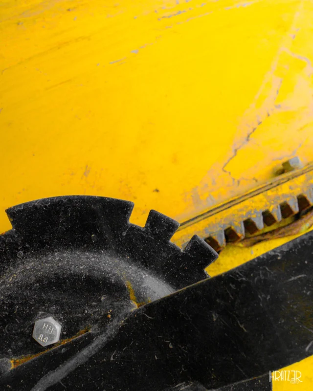 Schicksal der Ordnung – Auch Metall, Rost und klare Linien können Geschichten erzählen. Geschichten, in denen der Mensch noch Einfluss hat oder bereits vergessen wurde. Diese Trilogie der Geometrie erzählt von der menschlichen Ordnung und der unvermeidbaren Fügung:

„Energie und Drang“ (Bild 1) durstet es nach Bewegung. Die kinetische Kraft will in Gang gesetzt werden. Es schreit entschlossen nach Funktion. 

➡️ Swipe: Diesen Willen kann „Rost“ (Bild 2) nicht nachvollziehen. Denn die Zeit hat bereits seine Geometrie angriffen und es herrscht langsamer poetischer Zerfall. Sein Ursprung weicht einer neuen organischen Haut. Sanft und unaufhaltsam beobachtet es, wie das Metall von der Natur zurückerobert wird. 

➡️ Swipe: Das alles bleibt der disziplinierten „Ordnung“ (Bild 3) im Verborgenen. Denn Sie hat nicht die Fähigkeit, selbst in ihr Innerstes zu blicken. Doch der menschgemachte Zahn der Zeit erzählt schon jetzt kleine Geschichten des Gebrauchs. Und irgendwann ergeht es ihr wie „Energie und Drang“.

Auch in der kalten Härte verbirgt sich viel Schönheit, die die Fantasie anregen kann.

#SchicksalDerOrdnung #Ordnung #IndustrieGeometrie #poesie #OrganischeTextur #Textur #Kontrast #OrdnungUndChaos #DetailFotografie #KünstlerischeFotografie #Kratz3r