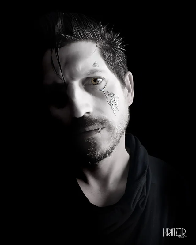 Tränen aus Silber – Heute herrscht ein dünner Schleier zwischen den Welten, und die silbern glänzenden Tränen gedenken dem Verlorenen. Doch nicht nur jenseits dieses Schleiers sind uns Elemente verloren gegangen. 🖤

Ich nehme zunehmend eine Gesellschaft wahr, die in ihren alten, bequemen Gewohnheiten erstickt und das Bewusstsein für das kostbare Hier und Jetzt verliert. Der Wille zur Veränderung und zur wacheren Präsenz ertrinkt in Bequemlichkeiten – sicherlich auch ein Zeugnis unserer digitalen Welt. Dieses Porträt ist als Sinnbild für diesen Zustand zu verstehen: Die Tränen aus Silber stehen für das reine und unverfälschte Leid um das, was wir vergessen haben. Zugleich sind sie Mahnmal für die unvermeidbare Technologie und für den oft nicht sichtbaren fremden Schmerz, um den die Seele weint. 🙏🏻

Ich möchte euch an diesem Tag einladen, diese „alten Gewohnheiten“ bewusst loszulassen und euer Sein selbst mal an die Hand zu nehmen, um neue Pfade zu finden.

#TränenAusSilber #Samhain #HalloweenArt #Halloween #Verlorenes #Bewusstsein #HierUndJetzt #Gesellschaftskritik #Porträtfotografie #Künstlerpersönlichkeit #Kratz3r