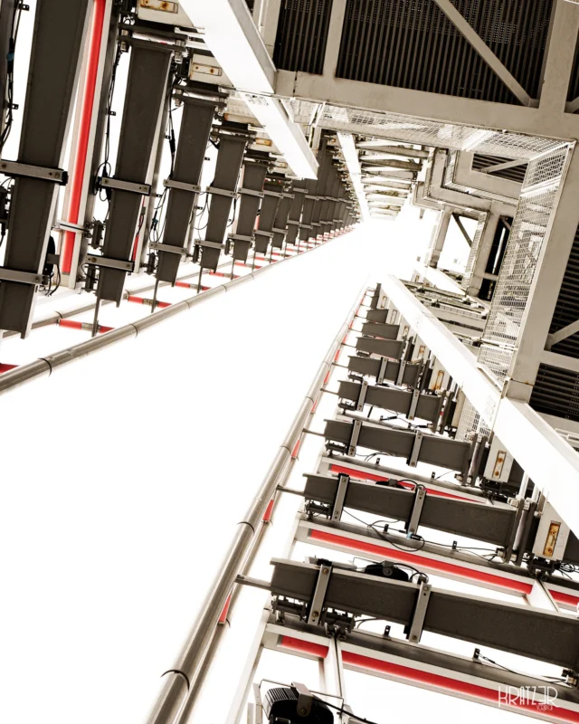 Gottlose Welt – Aufstieg in die Unendlichkeit. Ein Spiegel unserer Gesellschaft zeigt uns jedoch die Kontroverse in der modernen Architektur. Sie streckt ihre kalten Finger immer höher und höher in den Himmel, und viele Hände ringen um das Übertrumpfen. In ihren Fingerkuppen findet meist nur der Gutbetuchte seinen Platz, während Konzerne die stählernen Finger mit klobig prunkvollen Ringen schmücken. Die Architektur selbst wird so zur kalten, unnahbaren Ikone. 

Dieser aggressive Aufstieg ist der moderne Ersatz für den Halt, den wir verloren haben. Ein ständiges Streben nach 'mehr wollen, nie genug bekommen’, welches uns den Boden unter den Füßen raubt. Architekten ohne Fundament, auf der ewigen Jagd nach dem vermeintlichen Gipfel, der vergessen hat, warum er überhaupt klettert …

#GottloseWelt #SozialeKritik #Modern #Architektur #Konsumgesellschaft #VertikaleGeometrie #Gesellschaftskritik #Künstlerisch #Fotografie #Kratz3r