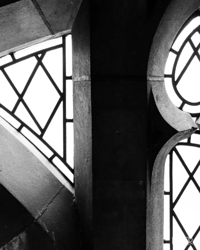Weltenferner Glaube – Diese Fenster sind mehr als nur Formen, sie bilden eine selbsterschaffene  Grenze zwischen der realen Welt und der Essenz des Glaubens.

In diesen S/W-Konstruktionen liegt eine architektonische Ehrfurcht. Die filigranen Linien und die dunklen, massiven Steine zeigen die Struktur, die einst erbaut wurde, um dem Licht Einlass zu gewähren und die Dunkelheit/Ängste zu vertreiben, während man selbst in der Härte der Ordnung geschützt bleibt.

Das Licht schleicht sich durch die alten schmalen Fenster, geordnet und gefasst – Strukturen eines Glaubens, die dem Unendlichen eine Form gibt, welche das irdische Sein verstehen kann.

#Weltenfern #Glaube #Architektur #SchwarzWeissFotografie #HistorischeStruktur #LichtUndSchatten #StilleGeometrie #Künstlerisch #Fotografie #Kratz3r