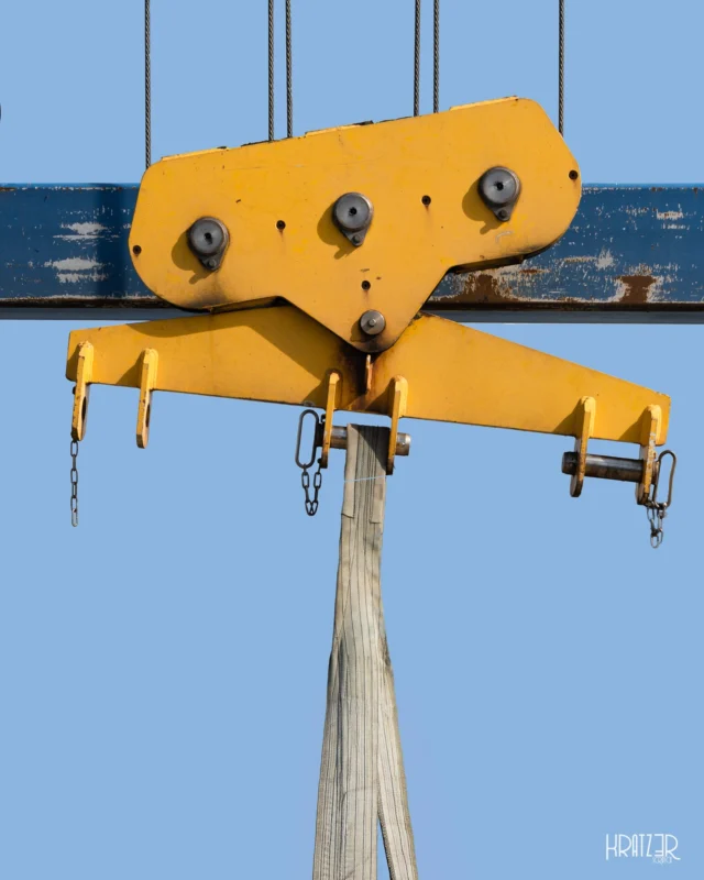 Des Kraken Bürde – Meine Farbe ist grell, mein Körper leblos kalt, meine Form ist hart und funktional. Ich bin die pure, ungeschminkte Geometrie der Leistung. Mir wurde die Aufgabe anvertraut Balance zu finden trotz der schweren Lasten. Wenn mein Zentrum an Stabilität verliert, stürze ich ab.

Die Welt macht sich keine Gedanken darüber, wie schwer es für mich ist, diese große Verantwortung zu tragen – für Sie bin ich nur ein Werkzeug. Dabei bin ich doch der gelbe Arm hoch in der Luft und nah am Wasser gebaut. 

Niemand schert sich um meine Ängst den Kampf um das Gleichgewicht zu verlieren. Niemand teilt mit mir Gefühle, es ist die Last der Funktion ohne Anmut. Und wenn ich dem Menschen ohne Nutzen bin, in ihrer Rastlosigkeit, würde es mich meine Existenz kosten, denn dann wäre ich gänzlich irrelevant.

#Kraken #Bürde #Maschine #Ästhetik #Industriell #Geometrie #Balance #Kran #Gelb #Funktional #Ordnung #Künstlerisch #Kunst #Fotografie #Kratz3r