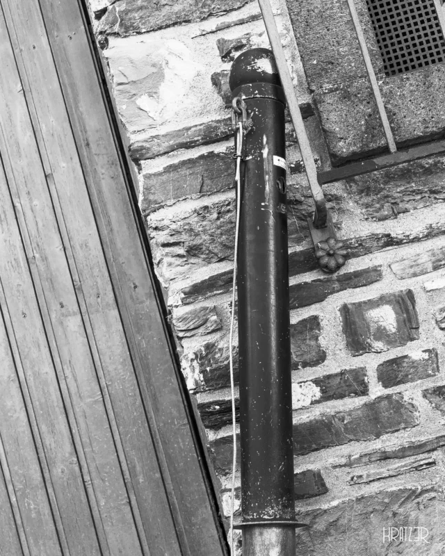 Unbekannte Vertikale – Was ist wahr, wenn die Wahrheit von der Perspektive abhängt? Nicht nur das Auge sucht unaufhörlich nach dem Lot, nach einem festen Fundament. Unsere gesamte Existenz benötigt solche Strukturen. Doch in einer Welt voller unterschiedlicher Texturen gibt es unendliche viele Variablen für nur eine „gerade“ Linie.

Das ist die Essenz: Die Welt ist verdammt schräg, aber wir entscheiden, wo unser Lot ist und wo wir unsere eigene Vertikale wahrnehmen.

#Unbekannt #Vertikal #SubjektiveWahrheit #Perspektive #Existenziell #Struktur #EigenesLot #lot #Künstlerisch #Fotografie #kunst #art #Kratz3r ##schwarzweiß  #bwphotography #blackandwhitephotography