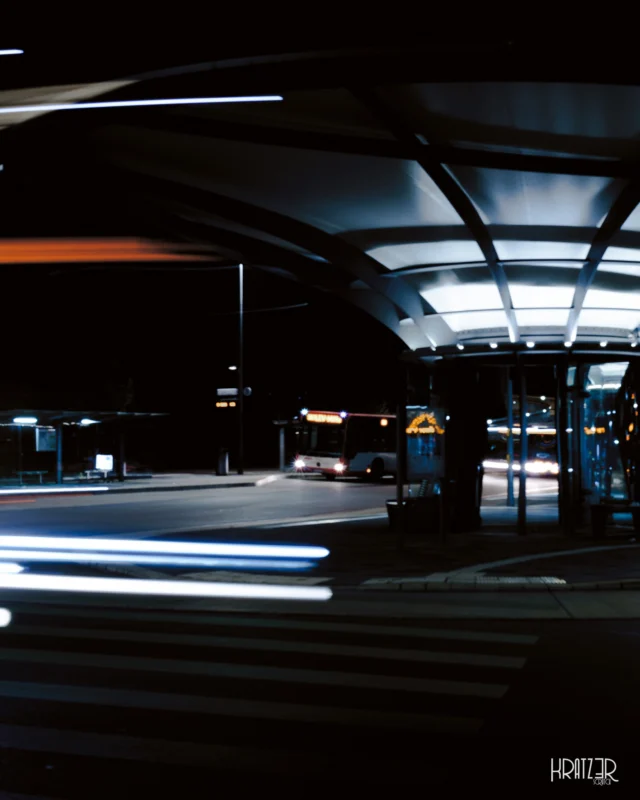 Prämiertes Zwielicht – Ungewissheit, in Zeit gemessen. Der Busbahnhof wird im Zwielicht zu einer Bühne des Übergangs. Die Lichtstreifen markieren die Wege, die wir täglich wählen, während wir zwischen dem Für und Wider unserer Entscheidungen navigieren.

LINKTREE | VISUAL ARTS
// Link in der Bio | kratz3r.de/linktree
…

Ein System im ständigen Fluss: Leverkusen entwickelt sich, Strukturen verändern sich, doch die Suche nach Orientierung bleibt konstant. In diesem Fragment wird die Architektur zum Zeugen des Fortschritts – und der Frage, welchen Preis wir für diese Weiterentwicklung zahlen.

#SystemischeFragmente #PrämiertesZwielicht #Leverkusen #Urban #Architecture #LongExposure #Kratz3r #Industrial #Art #Perspective #ModernLife #Zwielicht #CityVibes #ModernPhotography #Photography