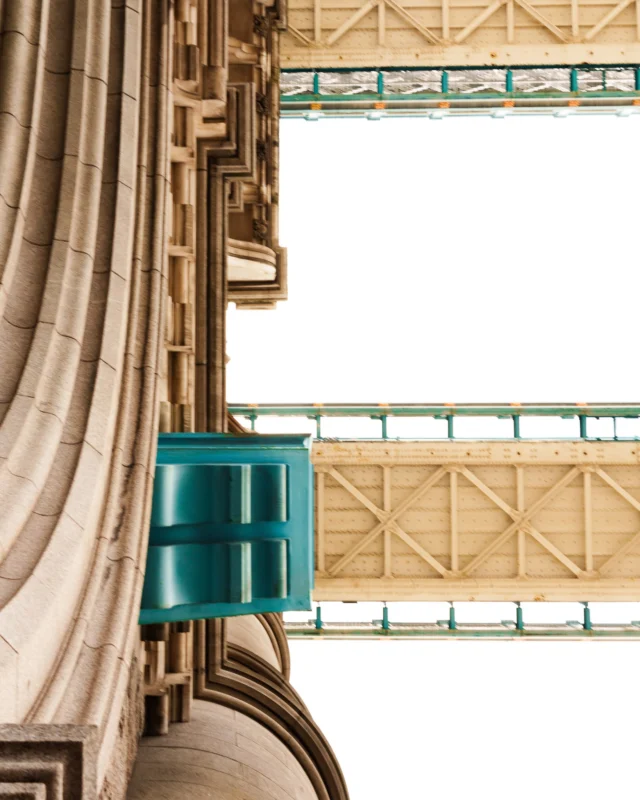 Linien der Zeit – Historie trifft auf Gegenwart: Konflikte der Urbanität, eingefangen in einem Monument der Geschichte. Jede Textur und jede noch so kleine Fuge der Tower Bridge erzählt von der Vergangenheit und der geduldigen Anhäufung von Zeit. Die klaren scharfen horizontalen Linien zeigen den rastlosen Ehrgeiz der Moderne und schneiden sich unaufhaltsam durch die Geschichte. 

Zwei Kräfte, die sich gegenseitig benötigen, um in Summe zu existieren. Unentwegt/immer wieder stehen wir an der Kreuzung dieser Linien, haben aber stets die Kontrolle über die Gewichtung.

#LinienDerZeit #HistorieVsModerne #TowerBridge #Geduldig #Anhäufung #Rastlos #Ehrgeiz #Künstlerisch #Fotografie #Kunst #Kratz3r #Art #photography