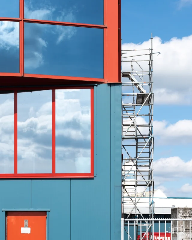 Sehnsucht – In den rot gerahmten Spiegelbildern der Fenster verbirgt sich ein Ideal. Eine Sehnsucht nach klimaschonender Industrie, ohne toxische Wolken, die den Himmel verdecken. Doch dafür benötigen wir noch viele stützende Gerüste, die den Preis der Veränderung tragen. Eine ungeschminkte Anstrengung, die wir auf uns nehmen müssen.

Wirst du dabei helfen, das Gerüst der Veränderung aufzubauen? Empfindest du Sehnsucht nach diesem Ideal?

#Sehnsucht #Transformation #Industrie #Ästhetik #BlauRotKontrast #Nachhaltigkeit #Gerüst #Künstlerisch #Kunst #Fotografie #Kratz3r #Art