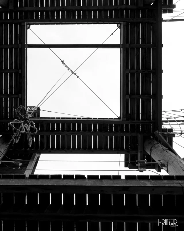 Gerahmte Einladung – Es gibt Grenzen die Halt geben können, ohne uns zu erdrücken. Diese sind aber auch so individuell wie mögliche Vertikalen – ein handgemachter Versuch, ein Teil der Unendlichkeit einzufassen. Eine starke Struktur, die wir selbst erschaffen und keine die uns diktiert wird – ein sanftes stetiges Erinnern.

Aber auch die Leere zu akzeptieren, kann uns Halt geben. Oftmals mehr als sie mit zwanghafter Komplexität füllen zu wollen.

Welchen Raum in deinem Leben würdest du lieber einrahmen, anstatt ihn krampfhaft zu füllen?

#Gerahmt #Einladung #Holz #Geometrie #Individuell #Grenzen #UnendlichkeitEinfassen #Struktur #Selbst #Künstlerisch #kunst #Fotografie #Kratz3r #Art #bw #blackandwhite #bwphotography