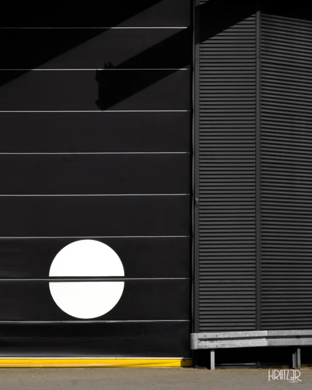 Geordnete Reduktion – Das Fehlen von Ablenkung ist kein Zufall, es ist das Resultat der menschlichen Suche nach der Ordnung in ihrer minimalistischsten Form. Es gibt jedoch Menschen, die mit unverwüstlicher Strenge versuchen, anderen ihre Vertikale zu diktieren. In ihrer Welt existiert nur ihr weiß oder schwarz.

Doch die wahre Ordnung liegt nicht in der Diktatur, sondern in der Akzeptanz der Individualität. Die jeweils eigen gewählte Vertikale gibt uns Halt und muss nicht andere begrenzen. Ein Kreis der Reduktion in dieser zunehmend schrägen Welt, welcher nur für uns selbst gilt. 

#Geordnet #Reduktion #Minimalismus #DiktaturDerVertikalen #Individualität #Abstrakt #Kritik #Ordnung #Erschaffen #Künstlerisch #kunst #Fotografie #Kratz3r #Art #Struktur