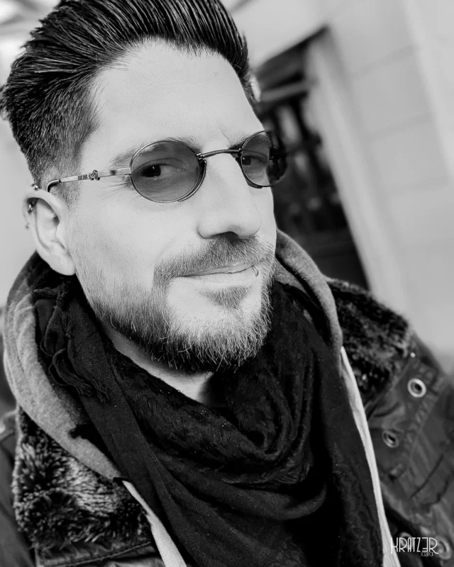 Jedes System hat seinen eigenen Admin, einen Betrachter. Jedes Fragment, das ich festhalte, ist ein Teil MEINER eigenen Wahrnehmung – ein Versuch, die Ordnung im Chaos und die Ästhetik im Funktionalen greifbar zu machen.

LINKTREE | VISUAL ARTS
// Link in der Bio | kratz3r.de/linktree
…

Für mich ist ein Detail nie nur eine einzelne Variable, sondern der Ursprung von tausend weiteren. Diese unendliche Flut an Input ist oft erdrückend; mein Geist sieht Komplexität, wo andere nur Einfachheit vermuten. Das Festhalten dieser Fragmente ist mein Weg, die Welt immer wieder neu zu ordnen und die gigantische Datenmenge in eine Form zu binden.

#SystemischeFragmente #ArtistPortrait #Kratz3r #Hypersensibilität #Bipolar #Beobachter #Perspective #MentalHealthAwareness #VisualPhilosophy #Complexity #OrderInChaos