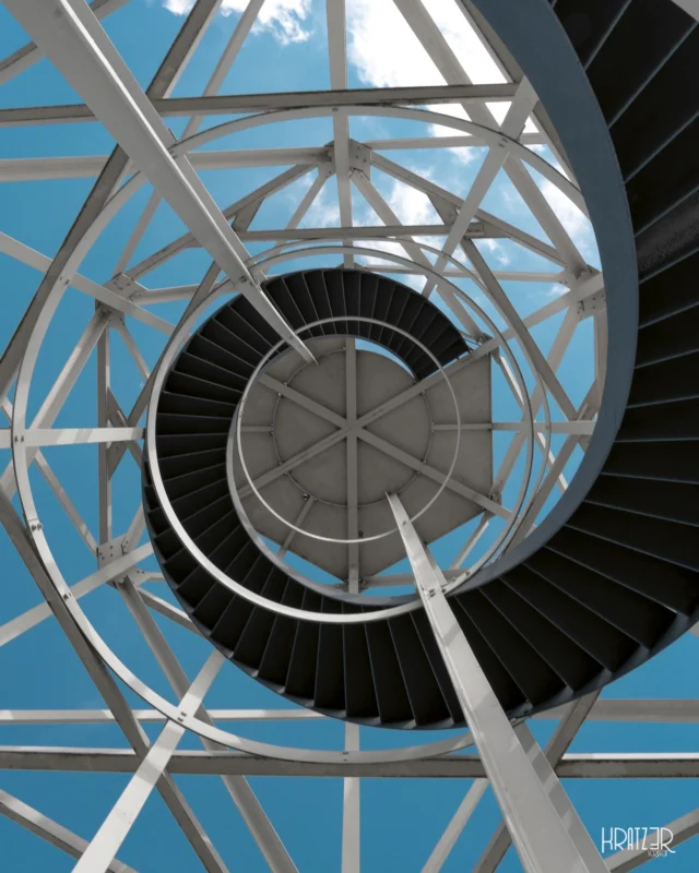 Inmitten schier unendlicher Aufgaben und Herausforderungen suchen wir nach Orientierung. Dieses stählerne Konstrukt ragt als Symbol für Widerstandsfähigkeit in den Raum und erinnert uns daran, dass Stärke oft in der Struktur liegt, die uns emporwindet.

LINKTREE | VISUAL ARTS
// Link in der Bio | kratz3r.de/linktree
…

Die Perspektive mag Ehrfurcht einflößen, doch sie zeigt auch: Es gibt immer einen Weg, seine Ziele zu erreichen. Einen Lichtpunkt, der auch in schwierigen Zeiten die Richtung vorgibt.

#SystemischeFragmente #Lichtpunkt #Hope #Structure #Resilience #Kratz3r #IndustrialAesthetics #Architecture #Vision #Leverkusen #Perspective