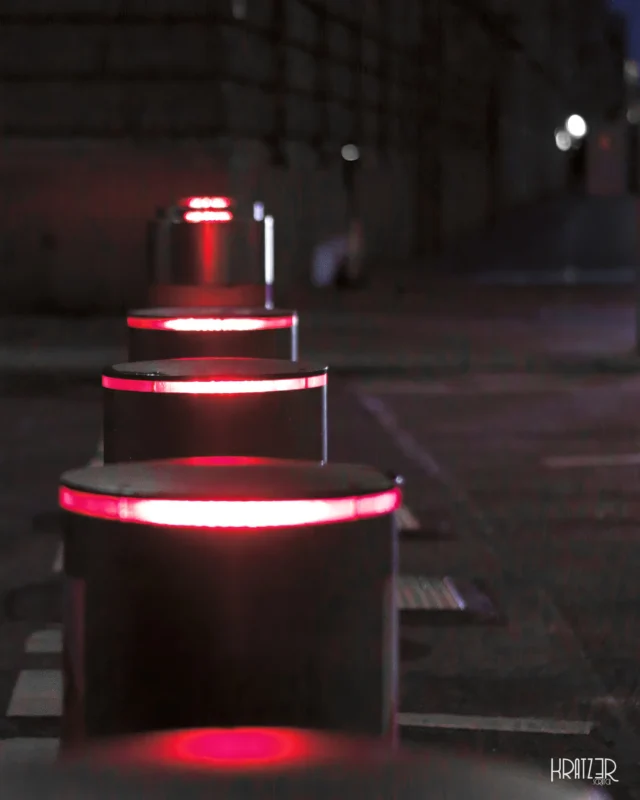 Epochales Tauwerk – Unser Lebensweg ist ein roter Faden, der sich durch ein oft unübersichtliches Gefüge zieht. Die Meilensteine auf diesem Weg sind jene Lichtpunkte, die standhaft im Beton verankert sind – sie können ein Anker fürs jetzt sein und sind auch Symbole für Hoffnung und neue Möglichkeiten.

LINKTREE | VISUAL ARTS
// Link in der Bio | kratz3r.de/linktree
…

Die abnehmende Schärfentiefe zeigt, dass der Weg stetig in die Zukunft führt und immer neue Ziele darauf warten, erreicht zu werden. Es ist eine Motivation, den eigenen Sinn zu verfolgen, aber auch eine Mahnung, dass unser Handeln stets auch Folgen hat/etwas hinterlässt.

#SystemischeFragmente #EpochalesTauwerk #Lebensweg #Meilensteine #Hope #Perspective #Kratz3r #IndustrialArt #SinnDesLebens #Leverkusen #VisualPhilosophy #ModernPhotography #Photography