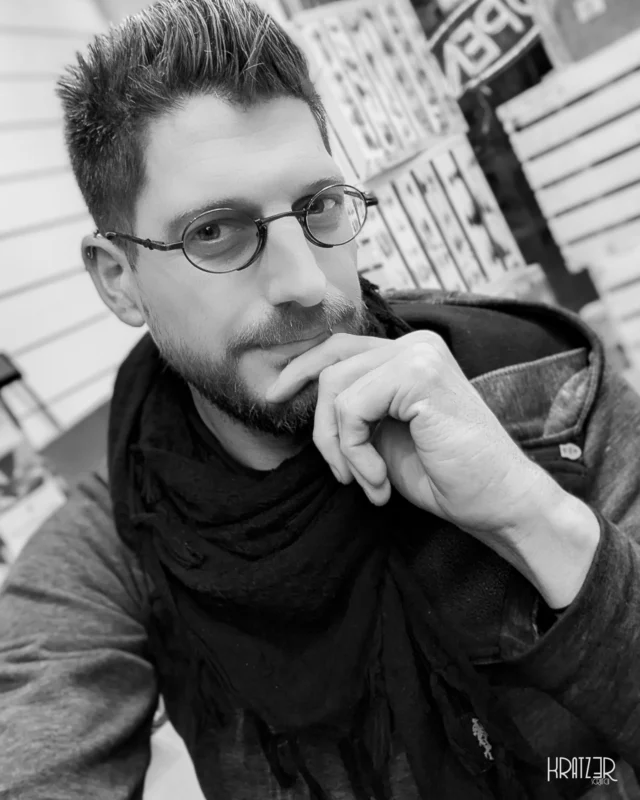 Sich im System zurechtzufinden bedeutet auch, die Stille zwischen den Reizen/Aktivitäten zu suchen. Die Analyse ist dabei kein bloßer Prozess des Verstandes – sie ist der Versuch, die eigene Position in einer Welt zu finden, die oft so laut ist,  das man sich selbst gar nicht mehr wahrnimmt.

LINKTREE | VISUAL ARTS
// Link in der Bio | kratz3r.de/linktree
…

Ich verbringe viel Zeit damit, Fragmente zu ordnen und die gigantischen Datenmengen meiner Wahrnehmung zu filtern. In diesem Moment der Reflexion wird auch der Admin des Systems zum Objekt, welches in der Gleichungen der Beobachtung, unter keinen Umständen fehlen sollte.

#SystemischeFragmente #Reflexion #ArtistPortrait #Kratz3r #Analysis #Perspective #VisualPhilosophy #Mindset #SelfAwareness #Leverkusen #BehindTheArt #Artist