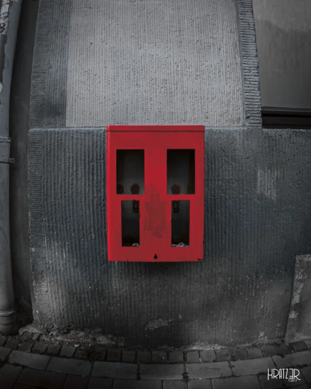Vergissmeinnicht – Ein roter Farbtupfer an einer grauen Wand, der weit mehr ist als nur ein Relikt vergangener Tage. Dieser leere Kaugummiautomat ist ein Symbol für unser inneres Kind. Er erinnert uns an eine Zeit der Unbeschwertheit, die im Getriebe des Erwachsenenlebens oft droht, verloren zu gehen.

LINKTREE | VISUAL ARTS
// Link in der Bio | kratz3r.de/linktree
…

In einer Welt der ständigen Optimierung ist dieses Fragment ein Aufruf: Verliere deine kindliche Neugier nicht. Es ist die Einladung, kurz innezuhalten und sich an die Leichtigkeit zu erinnern, die wir alle einmal besessen haben.

#SystemischeFragmente #Vergissmeinnicht #InneresKind #Nostalgie #Kratz3r #IndustrialArt #StreetPhotography #Memory #Unbeschwertheit #Leverkusen #VisualPhilosophy #ModernPhotography #Photography