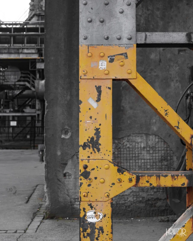 Gelbe Statik – Stabilität ist kein Zufall – Dieses gelbe Stahlfragment steht sinnbildlich für die Pfeiler, die unser System stützen. Auch dann, wenn der Rest der Welt grau und unbeständig wirkt. Es ist der sichtbare Beweis für Halt in einer Welt voller Variablen.

LINKTREE | VISUAL ARTS
// Link in der Bio | kratz3r.de/linktree
…

Oft bemerken wir die tragenden Elemente erst, wenn sie durch eine kräftige Farbe aus der Monotonie hervorstechen.

#SystemischeFragmente #Construction #Yellow #Steel #Stability #Kratz3r #Industrial #Photography #Architecture #ModernArt #Foundation #Leverkusen #VisualPhilosophy