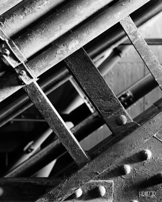 (Dis)harmonie – Unser Leben ist geprägt von Gegensätzen. In der Ausrichtung der Strukturen finden wir eine ständige Ambivalenz: Eine aufstrebende Linie kann im nächsten Moment zu einer abfallenden werden. Harmonie und Disharmonie existieren nicht getrennt voneinander, sondern bilden gemeinsam das Gerüst unserer Realität.

LINKTREE | VISUAL ARTS
// Link in der Bio | kratz3r.de/linktree
…

Oft entscheiden nur die Perspektive und die eigene Ausrichtung darüber, ob wir ein Fragment als stabil oder als instabil wahrnehmen. In der Geometrie des Systems spiegelt sich die Dualität unserer eigenen Existenz wider.

#SystemischeFragmente #Disharmonie #Harmonie #Dualität #Structure #Kratz3r #IndustrialArt #Perspective #ModernPhotography #Lines #Leverkusen #VisualPhilosophy #Photography