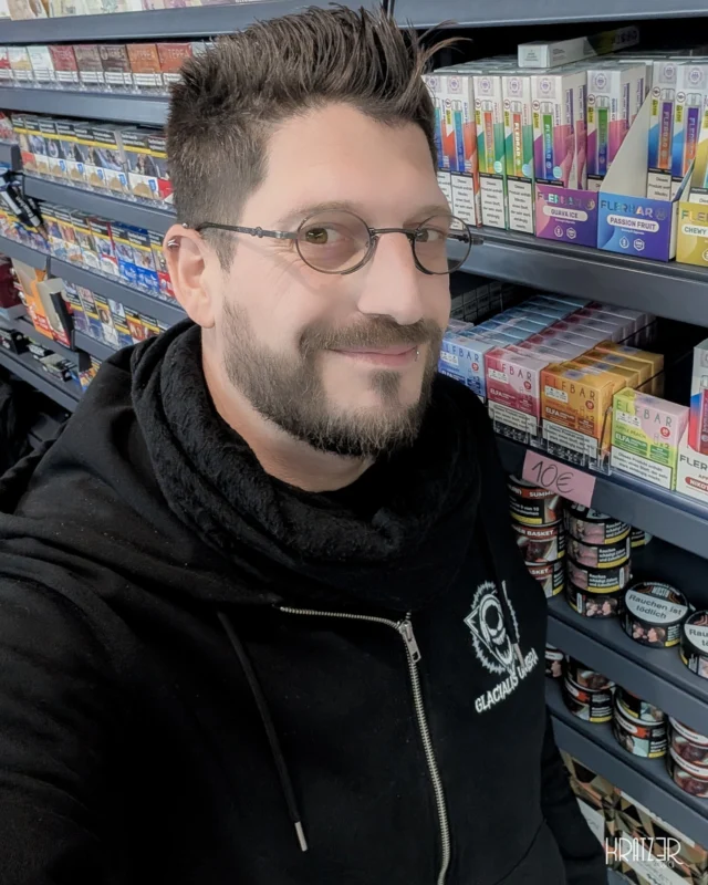 Inmitten der bunten Überflutung des Alltags versuchen wir, unsere eigene Linie nicht zu verlieren. Während die Regale um uns herum mit Versprechen und Reizen gefüllt sind, bleibt die wichtigste Variable im System das eigene Ich.

LINKTREE | VISUAL ARTS
// Link in der Bio | kratz3r.de/linktree
…

Doch auch im „Lauten“ der Massenware finden sich wertvolle Fragmente der Beständigkeit. Dieser Kiosk ist mehr als nur ein Verkaufsort – er ist ein Treffpunkt unter Freunden und damit ein Anker der Ruhe in einer hektischen Welt.

Vielleicht begegnen wir uns ja mal hier: @milano.fotostudio.kiosk  @sido773_ 

#SystemischeFragmente #AnalogePräsenz #ArtistPortrait #Portrait #Kratz3r #KioskKultur #kiosk #Identity #Friendship #OrderInChaos #VisualPhilosophy #Leverkusen #Community