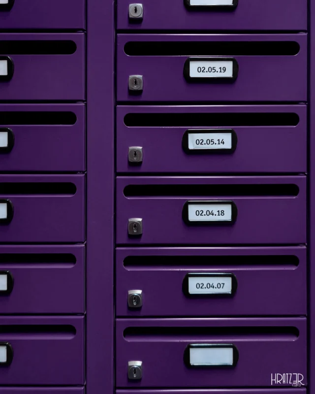 Systeme basieren auf Eindeutigkeit. Jedes Fach, jede Nummer ist eine „IP-Address“ im analogen Raum. Eine Koordinate in einer Struktur, die Informationen empfängt, speichert und verteilt – verborgen hinter einer einheitlichen, fast schon sterilen Symmetrie.

LINKTREE | VISUAL ARTS
// Link in der Bio | kratz3r.de/linktree
…

Hinter jeder Adresse liegt ein Fragment einer Existenz, die für den flüchtigen Betrachter anonym bleibt. In dieser perfekten Ordnung wird der einzelne Mensch unsichtbar und existiert für das System nur noch als Nummer. Was bleibt verborgen, wenn wir nur die glatte Oberfläche des Netzwerks betrachten?

#SystemischeFragmente #IPAddress #Symmetry #Structure #Kratz3r #IndustrialPhotography #ModernArt #Identity #Architecture #Leverkusen #ModernPhotography #Photography