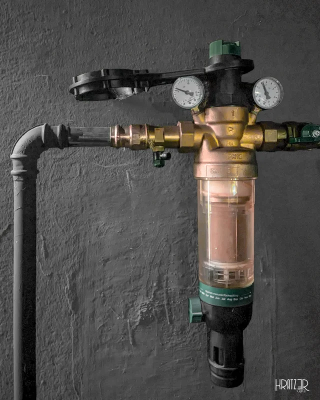 Jedes System braucht Ventile. Diese Armaturen sind die stillen „Wächter der Belastbarkeit“ – sie regulieren, steuern und halten dem Druck stand. Es sind Objekte, die über Jahre hinweg ihren Zweck erfüllen, oft ohne jegliche Wartung oder Beachtung. Ein einfaches, aber effektives Beispiel dafür, wie man mit beständigen Mitteln etwas Dauerhaftes schafft.

LINKTREE | VISUAL ARTS
// Link in der Bio | kratz3r.de/linktree
…

Manchmal sind es die unscheinbarsten Fragmente, die das komplexeste Gefüge am Laufen halten. Die Fähigkeit zur Regulierung ist entscheidend, in einer Welt, die ständig unter Hochdruck steht.

#SystemischeFragmente #WächterDerBelastbarkeit #Control #IndustrialArt #Kratz3r #Engineering #Structure #ModernPhotography #Beständigkeit #Leverkusen #VisualPhilosophy #mixedmedia #Photography