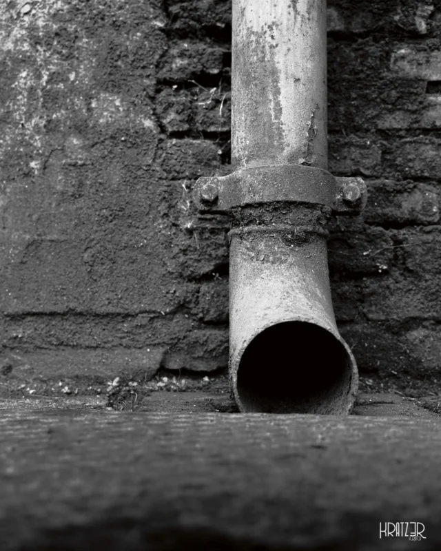 Rohrpost – Manchmal ist ein Fragment nur ein Kanal für etwas Größeres. Dieses Rohr hat über Jahre seinen Zweck erfüllt, Wind und Wetter getrotzt und steht nun als Symbol für eine Verbindung, deren Ziel wir nicht unmittelbar sehen können.

LINKTREE | VISUAL ARTS
// Link in der Bio | kratz3r.de/linktree
…

Es ist eine Einladung zur Kommunikation mit dem Unbekannten: Lasst uns eine Nachricht in die Welt senden und gemeinsam auf eine Antwort warten. Welche Botschaft würdest du verschicken, auch wenn du ihr Ziel nicht kennst?

#SystemischeFragmente #Rohrpost #Communication #IndustrialDecay #Kratz3r #StreetPhotography #Message #Structure #ModernArt #Leverkusen #VisualPhilosophy #ModernPhotography #Photography